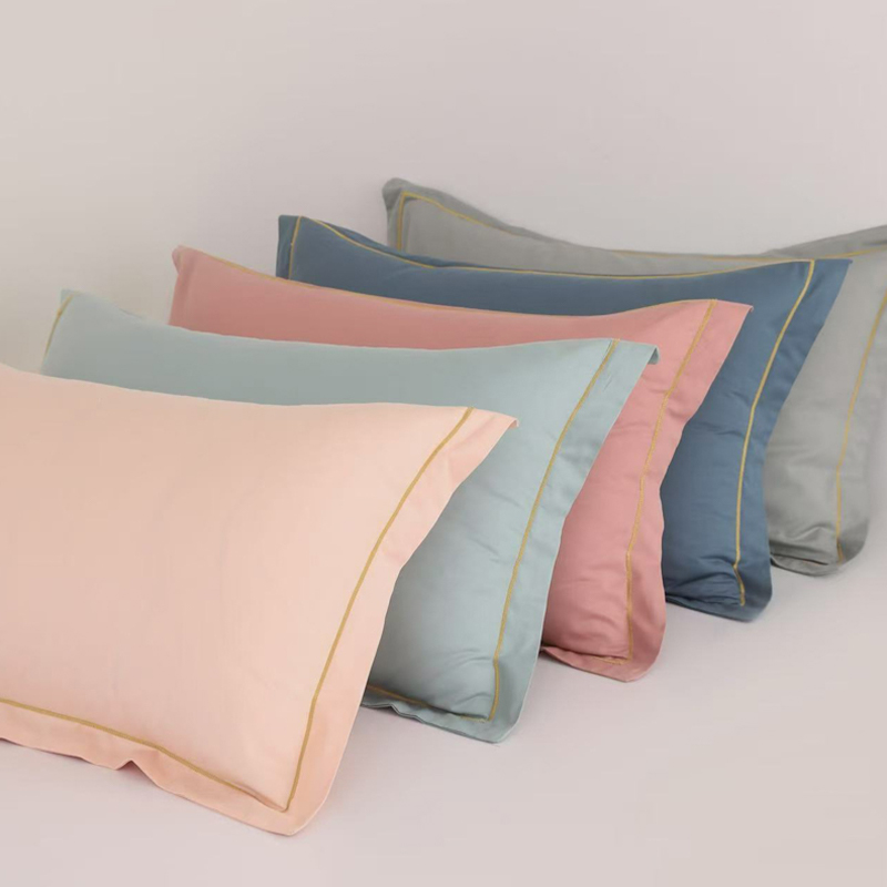 Taie d'oreiller en microfibre 100 % polyester.