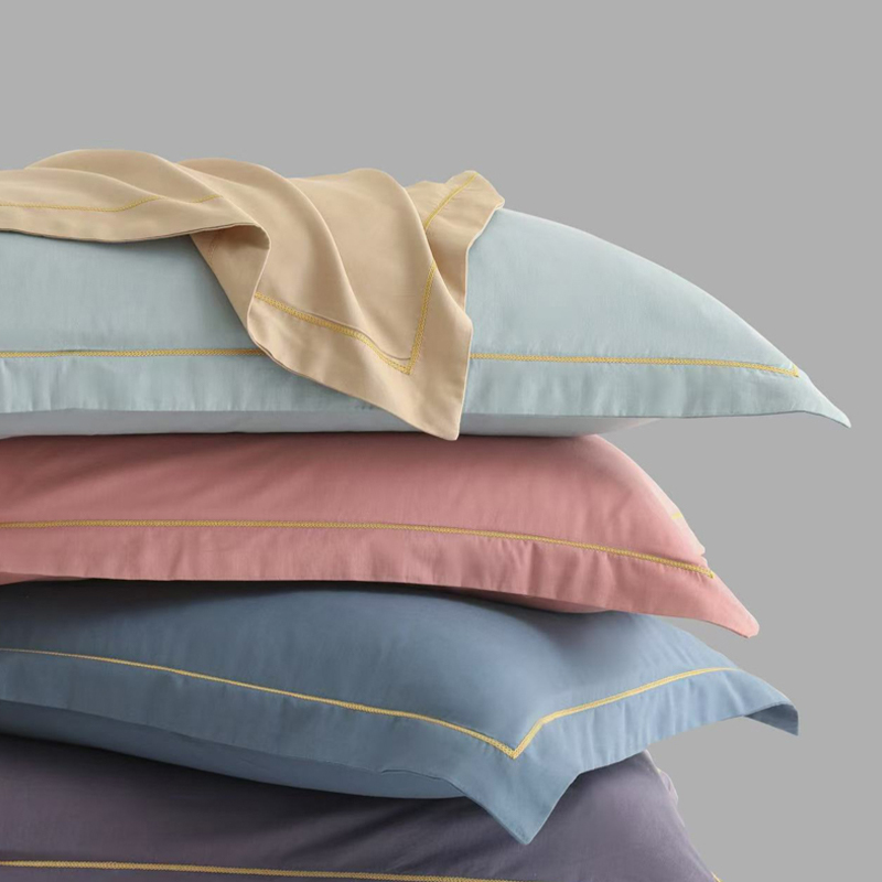 Taie d'oreiller en microfibre 100 % polyester.