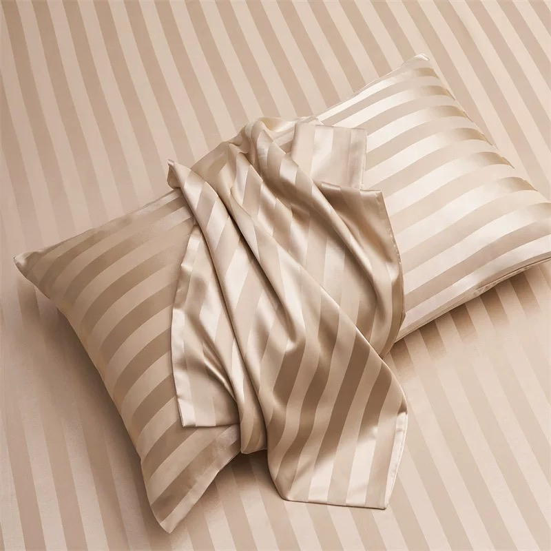 Taie d'oreiller en microfibre 100 % polyester.
